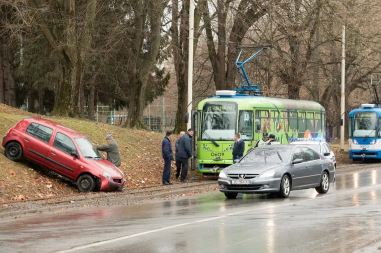 Neobična blokada prometa u Osijeku: Automobil 'zalutao' niz padinu i blokirao tramvajski promet