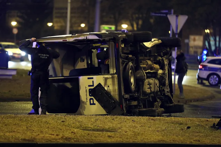 FOTO Pro&scaron;ao kroz crveno? Policijski automobil nakon sudara zavr&scaron;io na boku