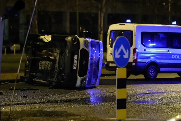 FOTO Pro&scaron;ao kroz crveno? Policijski automobil nakon sudara zavr&scaron;io na boku