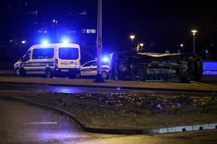 FOTO Pro&scaron;ao kroz crveno? Policijski automobil nakon sudara zavr&scaron;io na boku