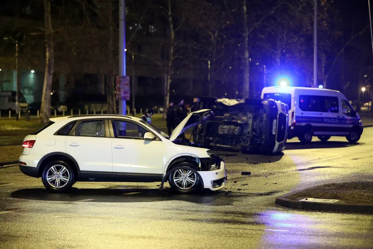 FOTO Pro&scaron;ao kroz crveno? Policijski automobil nakon sudara zavr&scaron;io na boku