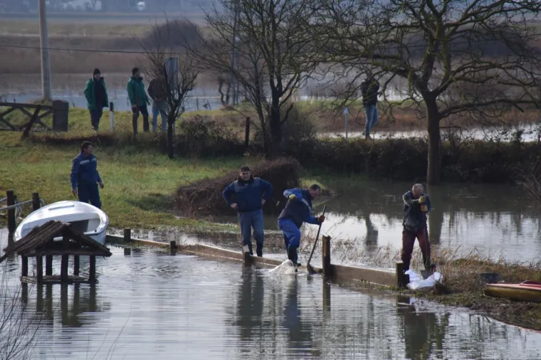Veliki dijelovi poljoprivrednih površina raške doline pod vodom, na jednom dijelu puknuo nasip!
