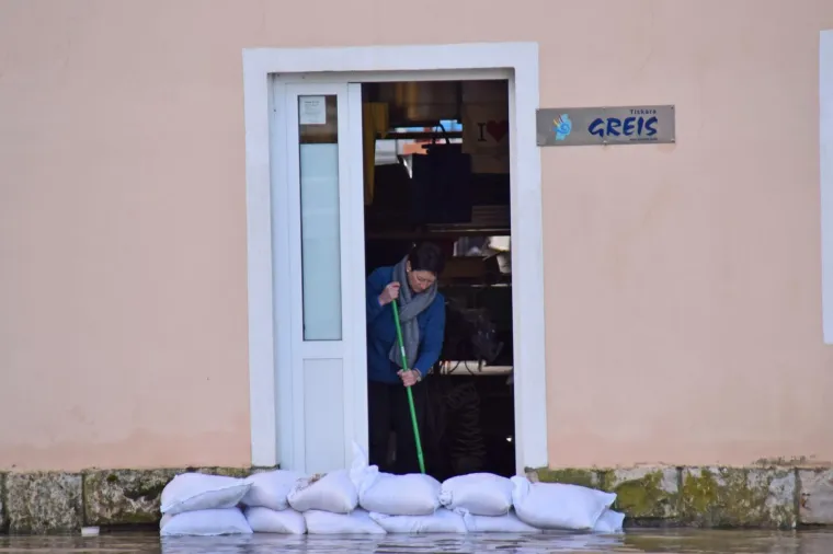 Veliki dijelovi poljoprivrednih površina raške doline pod vodom, na jednom dijelu puknuo nasip!