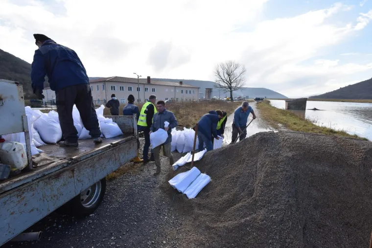 Veliki dijelovi poljoprivrednih površina raške doline pod vodom, na jednom dijelu puknuo nasip!