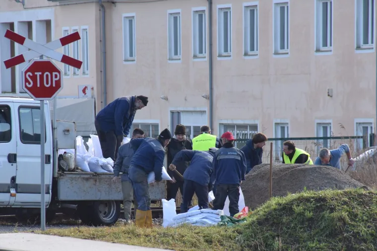 Veliki dijelovi poljoprivrednih povr&scaron;ina ra&scaron;ke doline pod vodom, na jednom dijelu puknuo nasip!