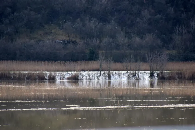 Veliki dijelovi poljoprivrednih povr&scaron;ina ra&scaron;ke doline pod vodom, na jednom dijelu puknuo nasip!
