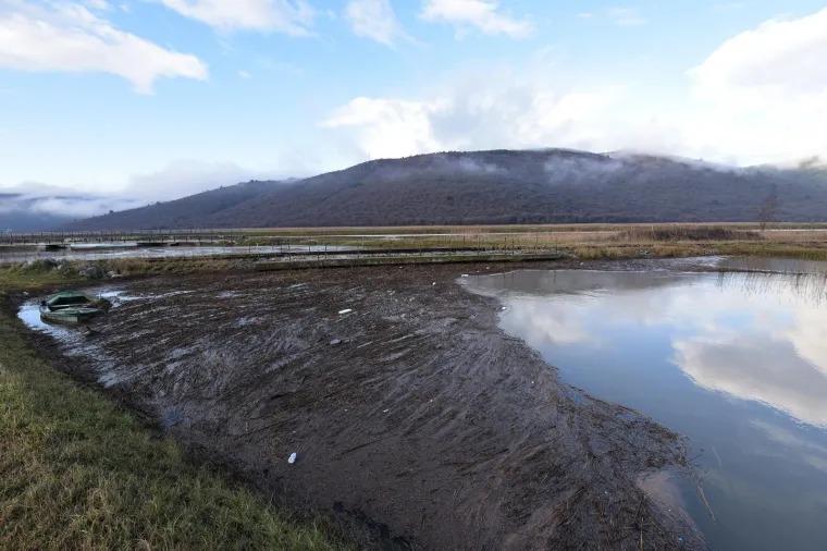 Veliki dijelovi poljoprivrednih povr&scaron;ina ra&scaron;ke doline pod vodom, na jednom dijelu puknuo nasip!
