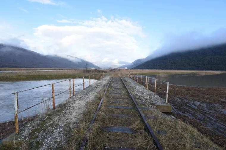 Veliki dijelovi poljoprivrednih povr&scaron;ina ra&scaron;ke doline pod vodom, na jednom dijelu puknuo nasip!