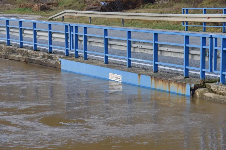 Veliki dijelovi poljoprivrednih povr&scaron;ina ra&scaron;ke doline pod vodom, na jednom dijelu puknuo nasip!