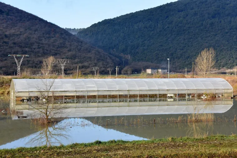 Veliki dijelovi poljoprivrednih povr&scaron;ina ra&scaron;ke doline pod vodom, na jednom dijelu puknuo nasip!