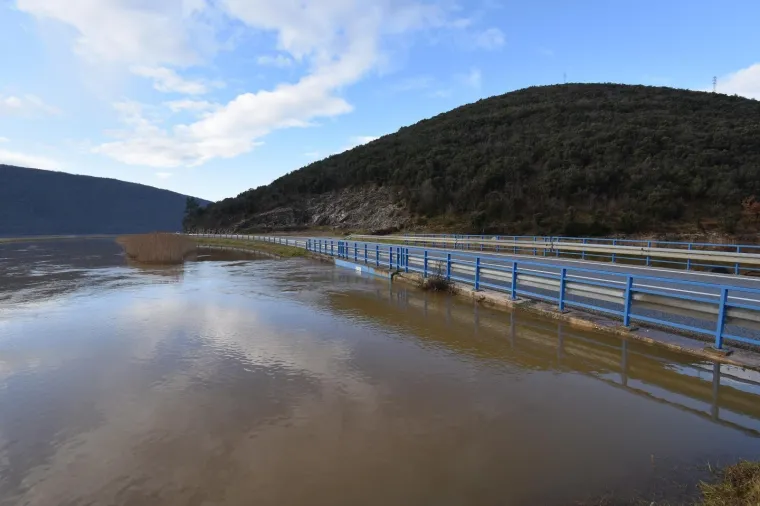 Veliki dijelovi poljoprivrednih povr&scaron;ina ra&scaron;ke doline pod vodom, na jednom dijelu puknuo nasip!