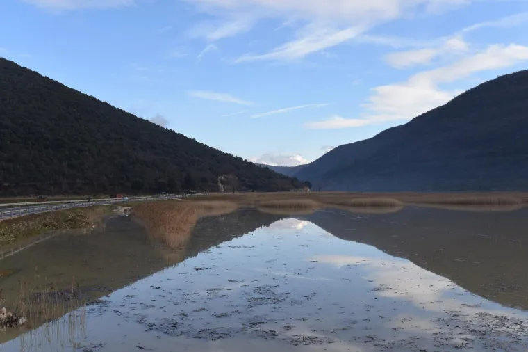 Veliki dijelovi poljoprivrednih povr&scaron;ina ra&scaron;ke doline pod vodom, na jednom dijelu puknuo nasip!