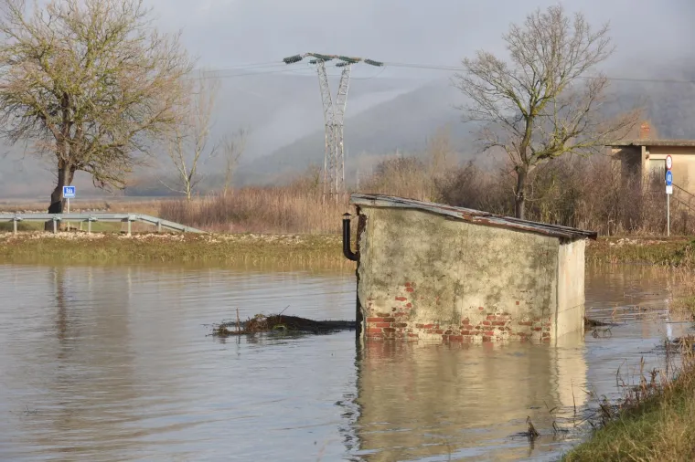 Veliki dijelovi poljoprivrednih povr&scaron;ina ra&scaron;ke doline pod vodom, na jednom dijelu puknuo nasip!