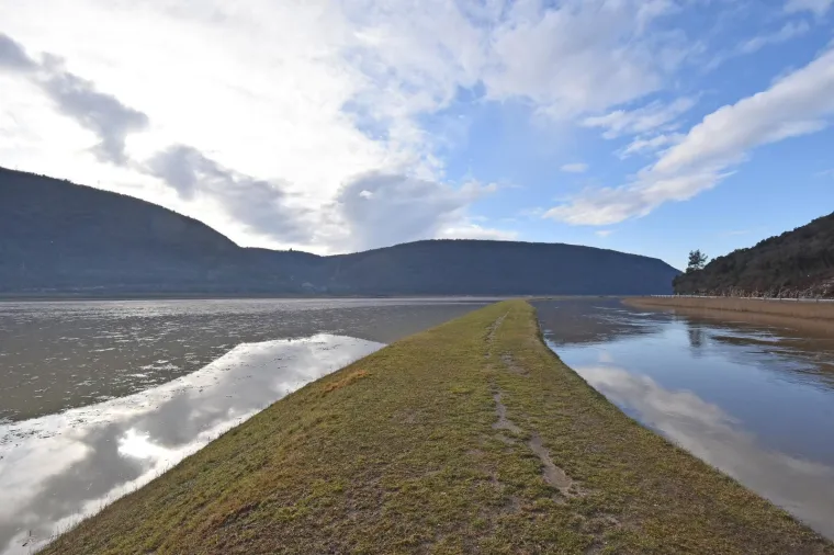 Veliki dijelovi poljoprivrednih povr&scaron;ina ra&scaron;ke doline pod vodom, na jednom dijelu puknuo nasip!