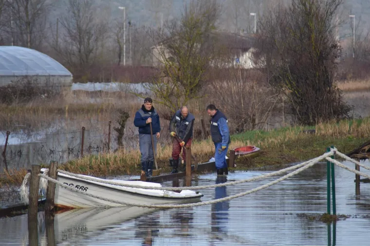 Veliki dijelovi poljoprivrednih povr&scaron;ina ra&scaron;ke doline pod vodom, na jednom dijelu puknuo nasip!