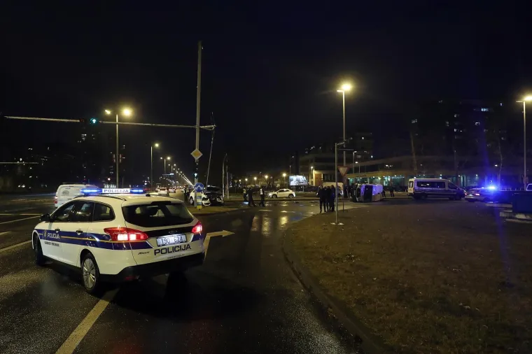 U nedjelju predvečer u Novom Zagrebu, na raskrižju Ulice Savezne Republike Njemačke i Avenije Duborvnik, dogodio se sudar osobnog automobila i policijskog kombija u kojem su dvije osobe ozlijeđene.