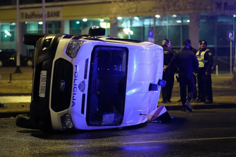 Sudar osobnog i policijskog vozila u Zagrebu