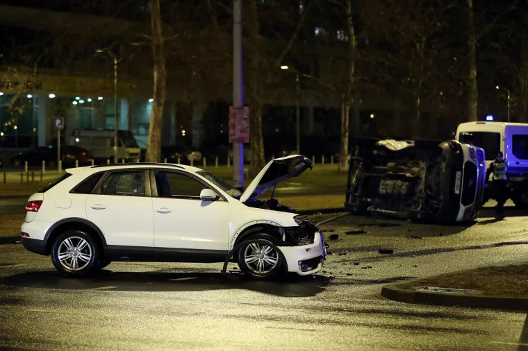 Sudar osobnog i policijskog vozila u Zagrebu
