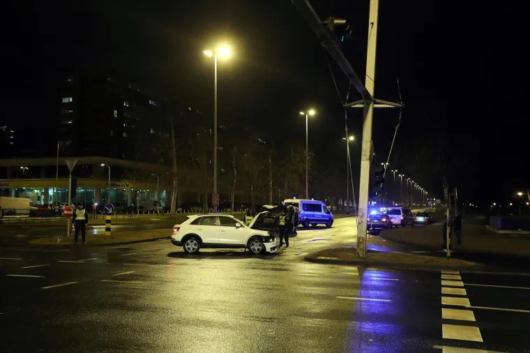 Sudar osobnog i policijskog vozila u Zagrebu