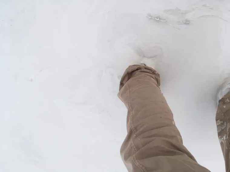 Iz građanske inicijative "Na&scaron; potok" izvje&scaron;tavaju kako su posljednjom bujicom enormne količine građevinskog otpada, plastike, guma te agrotekstila zavr&scaron;ile u Pazinčici i Pazinskoj jami. Na vi&scaron;e mjesta voda prodora ispod nasipa te i dalje ispire materijal.