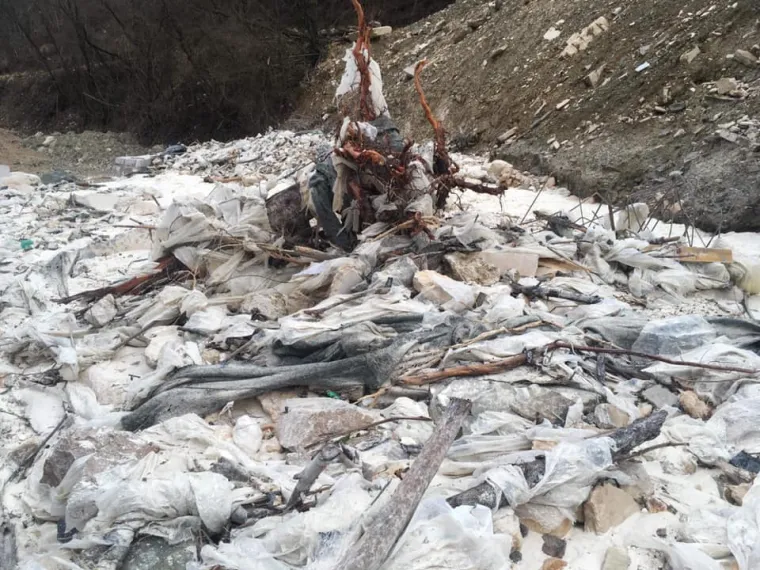 Iz građanske inicijative "Na&scaron; potok" izvje&scaron;tavaju kako su posljednjom bujicom enormne količine građevinskog otpada, plastike, guma te agrotekstila zavr&scaron;ile u Pazinčici i Pazinskoj jami. Na vi&scaron;e mjesta voda prodora ispod nasipa te i dalje ispire materijal.