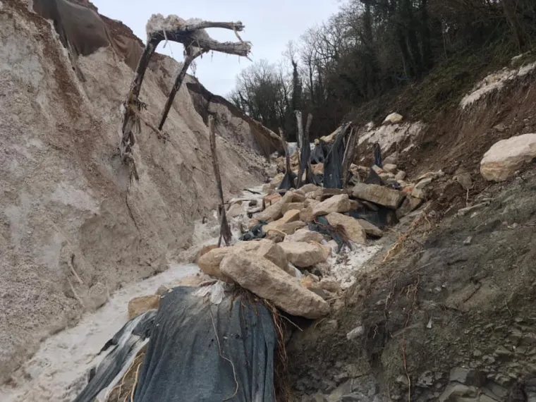 Iz građanske inicijative "Na&scaron; potok" izvje&scaron;tavaju kako su posljednjom bujicom enormne količine građevinskog otpada, plastike, guma te agrotekstila zavr&scaron;ile u Pazinčici i Pazinskoj jami. Na vi&scaron;e mjesta voda prodora ispod nasipa te i dalje ispire materijal.
