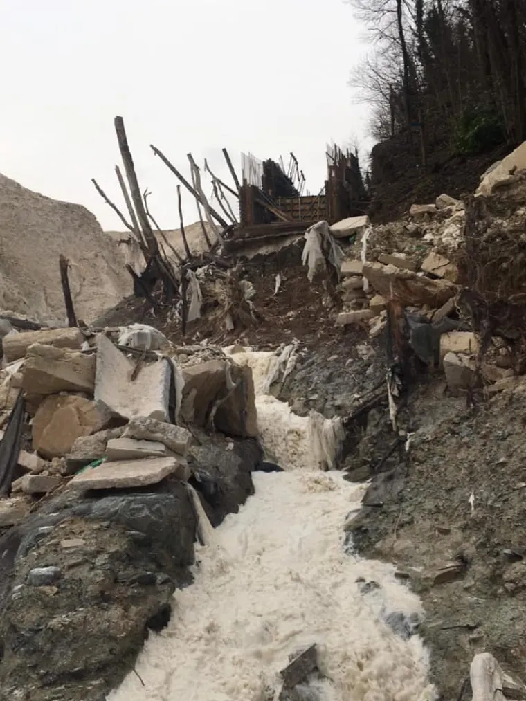 Iz građanske inicijative "Na&scaron; potok" izvje&scaron;tavaju kako su posljednjom bujicom enormne količine građevinskog otpada, plastike, guma te agrotekstila zavr&scaron;ile u Pazinčici i Pazinskoj jami. Na vi&scaron;e mjesta voda prodora ispod nasipa te i dalje ispire materijal.