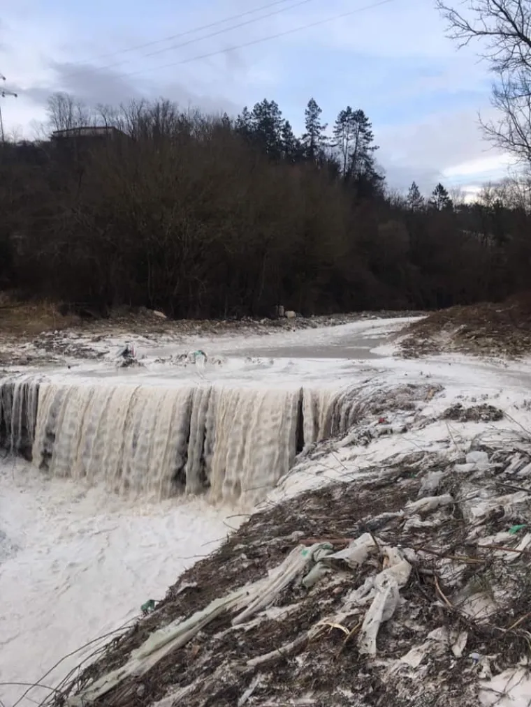 Iz građanske inicijative "Na&scaron; potok" izvje&scaron;tavaju kako su posljednjom bujicom enormne količine građevinskog otpada, plastike, guma te agrotekstila zavr&scaron;ile u Pazinčici i Pazinskoj jami. Na vi&scaron;e mjesta voda prodora ispod nasipa te i dalje ispire materijal.
