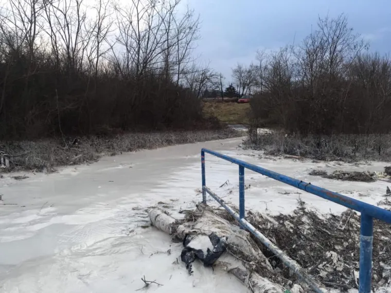 Iz građanske inicijative "Na&scaron; potok" izvje&scaron;tavaju kako su posljednjom bujicom enormne količine građevinskog otpada, plastike, guma te agrotekstila zavr&scaron;ile u Pazinčici i Pazinskoj jami. Na vi&scaron;e mjesta voda prodora ispod nasipa te i dalje ispire materijal.