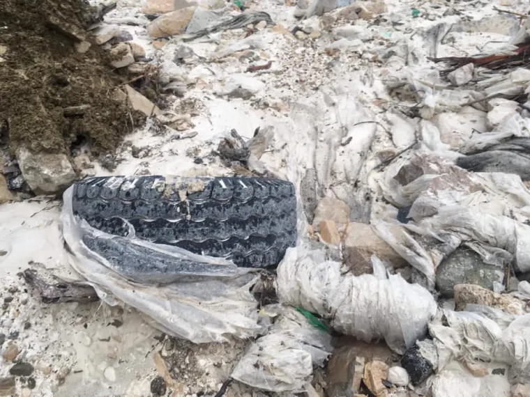 Iz građanske inicijative "Na&scaron; potok" izvje&scaron;tavaju kako su posljednjom bujicom enormne količine građevinskog otpada, plastike, guma te agrotekstila zavr&scaron;ile u Pazinčici i Pazinskoj jami. Na vi&scaron;e mjesta voda prodora ispod nasipa te i dalje ispire materijal.