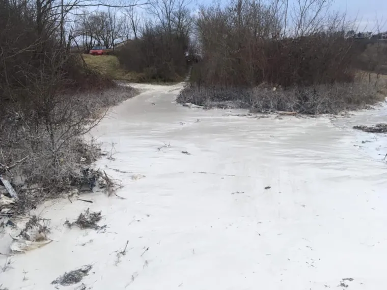 Iz građanske inicijative "Na&scaron; potok" izvje&scaron;tavaju kako su posljednjom bujicom enormne količine građevinskog otpada, plastike, guma te agrotekstila zavr&scaron;ile u Pazinčici i Pazinskoj jami. Na vi&scaron;e mjesta voda prodora ispod nasipa te i dalje ispire materijal.