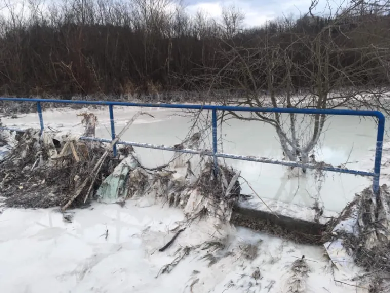 Iz građanske inicijative "Na&scaron; potok" izvje&scaron;tavaju kako su posljednjom bujicom enormne količine građevinskog otpada, plastike, guma te agrotekstila zavr&scaron;ile u Pazinčici i Pazinskoj jami. Na vi&scaron;e mjesta voda prodora ispod nasipa te i dalje ispire materijal.