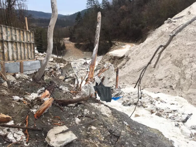 Iz građanske inicijative "Na&scaron; potok" izvje&scaron;tavaju kako su posljednjom bujicom enormne količine građevinskog otpada, plastike, guma te agrotekstila zavr&scaron;ile u Pazinčici i Pazinskoj jami. Na vi&scaron;e mjesta voda prodora ispod nasipa te i dalje ispire materijal.