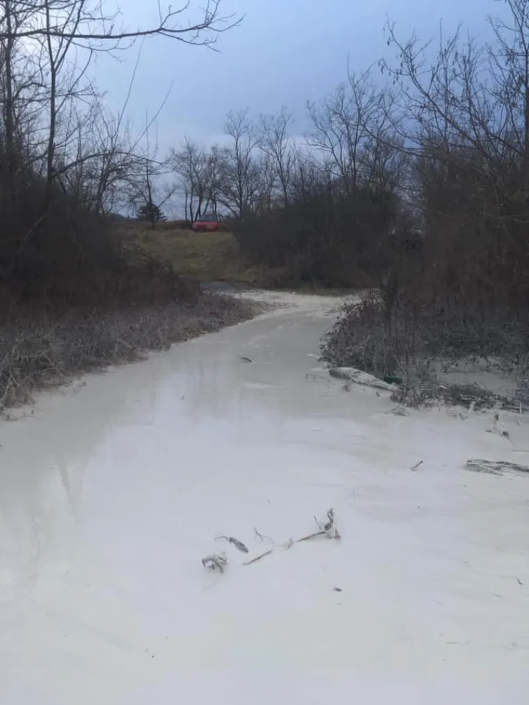 Iz građanske inicijative "Na&scaron; potok" izvje&scaron;tavaju kako su posljednjom bujicom enormne količine građevinskog otpada, plastike, guma te agrotekstila zavr&scaron;ile u Pazinčici i Pazinskoj jami. Na vi&scaron;e mjesta voda prodora ispod nasipa te i dalje ispire materijal.