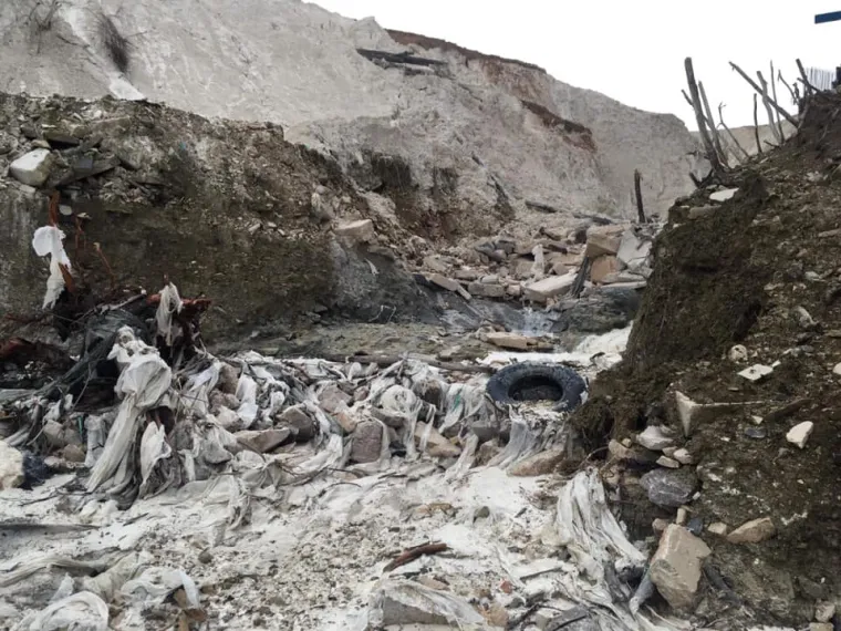 Iz građanske inicijative "Na&scaron; potok" izvje&scaron;tavaju kako su posljednjom bujicom enormne količine građevinskog otpada, plastike, guma te agrotekstila zavr&scaron;ile u Pazinčici i Pazinskoj jami. Na vi&scaron;e mjesta voda prodora ispod nasipa te i dalje ispire materijal.