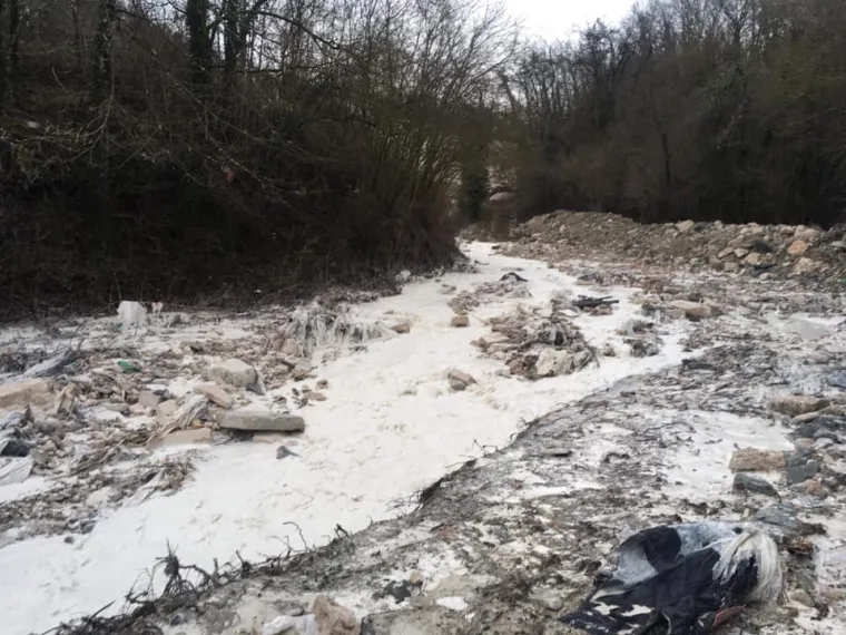 Iz građanske inicijative "Na&scaron; potok" izvje&scaron;tavaju kako su posljednjom bujicom enormne količine građevinskog otpada, plastike, guma te agrotekstila zavr&scaron;ile u Pazinčici i Pazinskoj jami. Na vi&scaron;e mjesta voda prodora ispod nasipa te i dalje ispire materijal.