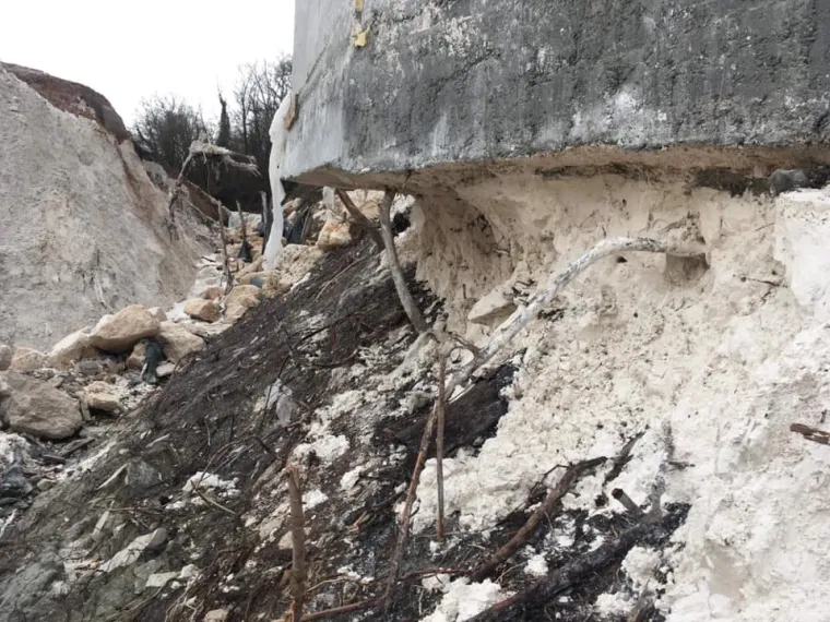 Iz građanske inicijative "Na&scaron; potok" izvje&scaron;tavaju kako su posljednjom bujicom enormne količine građevinskog otpada, plastike, guma te agrotekstila zavr&scaron;ile u Pazinčici i Pazinskoj jami. Na vi&scaron;e mjesta voda prodora ispod nasipa te i dalje ispire materijal.