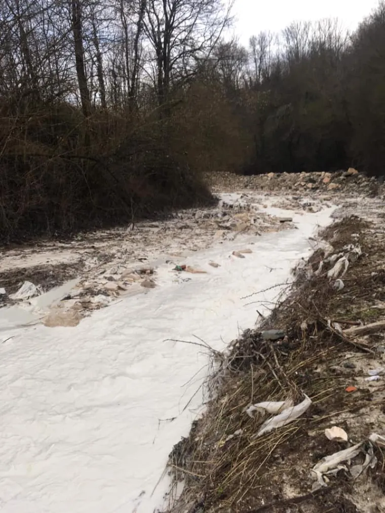 Iz građanske inicijative "Na&scaron; potok" izvje&scaron;tavaju kako su posljednjom bujicom enormne količine građevinskog otpada, plastike, guma te agrotekstila zavr&scaron;ile u Pazinčici i Pazinskoj jami. Na vi&scaron;e mjesta voda prodora ispod nasipa te i dalje ispire materijal.