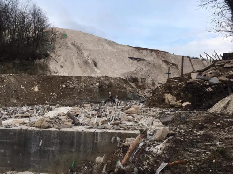 Iz građanske inicijative "Na&scaron; potok" izvje&scaron;tavaju kako su posljednjom bujicom enormne količine građevinskog otpada, plastike, guma te agrotekstila zavr&scaron;ile u Pazinčici i Pazinskoj jami. Na vi&scaron;e mjesta voda prodora ispod nasipa te i dalje ispire materijal.