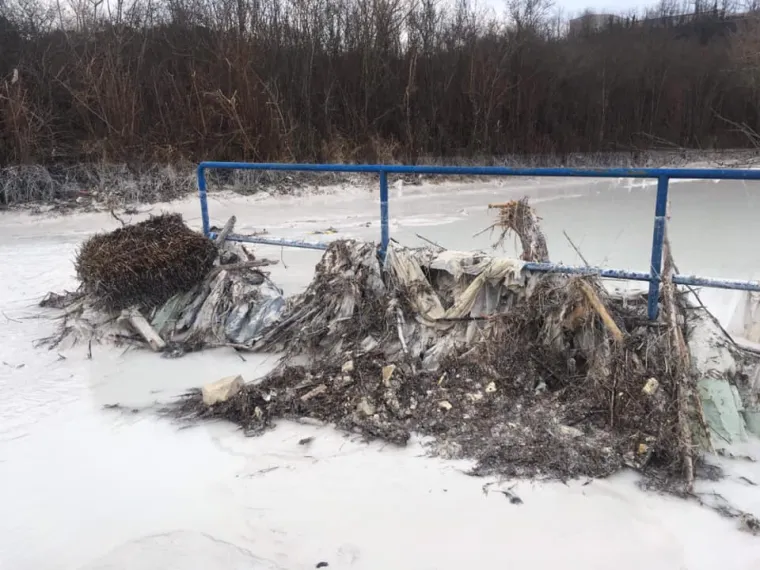 Iz građanske inicijative "Na&scaron; potok" izvje&scaron;tavaju kako su posljednjom bujicom enormne količine građevinskog otpada, plastike, guma te agrotekstila zavr&scaron;ile u Pazinčici i Pazinskoj jami. Na vi&scaron;e mjesta voda prodora ispod nasipa te i dalje ispire materijal.