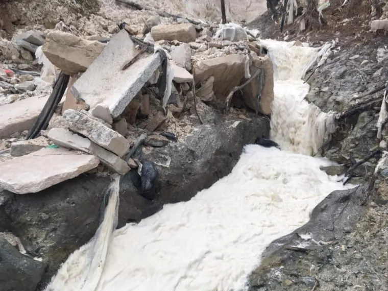 Iz građanske inicijative "Na&scaron; potok" izvje&scaron;tavaju kako su posljednjom bujicom enormne količine građevinskog otpada, plastike, guma te agrotekstila zavr&scaron;ile u Pazinčici i Pazinskoj jami. Na vi&scaron;e mjesta voda prodora ispod nasipa te i dalje ispire materijal.