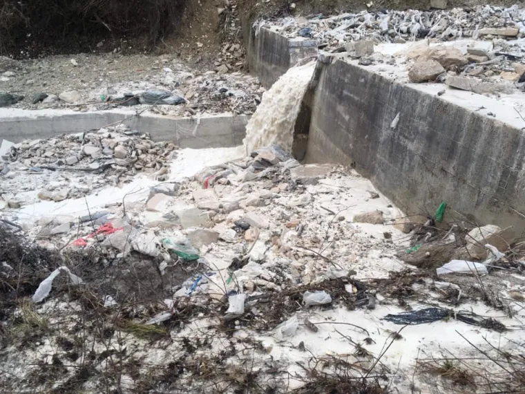 Iz građanske inicijative "Na&scaron; potok" izvje&scaron;tavaju kako su posljednjom bujicom enormne količine građevinskog otpada, plastike, guma te agrotekstila zavr&scaron;ile u Pazinčici i Pazinskoj jami. Na vi&scaron;e mjesta voda prodora ispod nasipa te i dalje ispire materijal.