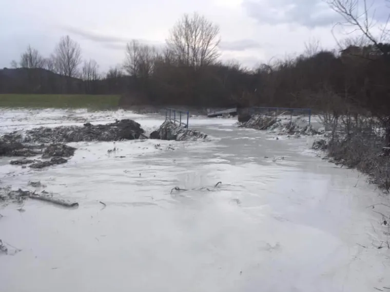 Iz građanske inicijative "Na&scaron; potok" izvje&scaron;tavaju kako su posljednjom bujicom enormne količine građevinskog otpada, plastike, guma te agrotekstila zavr&scaron;ile u Pazinčici i Pazinskoj jami. Na vi&scaron;e mjesta voda prodora ispod nasipa te i dalje ispire materijal.