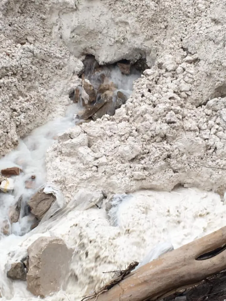 Iz građanske inicijative "Na&scaron; potok" izvje&scaron;tavaju kako su posljednjom bujicom enormne količine građevinskog otpada, plastike, guma te agrotekstila zavr&scaron;ile u Pazinčici i Pazinskoj jami. Na vi&scaron;e mjesta voda prodora ispod nasipa te i dalje ispire materijal.