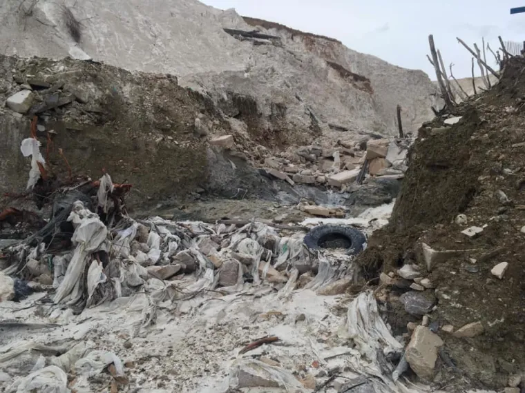 Iz građanske inicijative "Na&scaron; potok" izvje&scaron;tavaju kako su posljednjom bujicom enormne količine građevinskog otpada, plastike, guma te agrotekstila zavr&scaron;ile u Pazinčici i Pazinskoj jami. Na vi&scaron;e mjesta voda prodora ispod nasipa te i dalje ispire materijal.