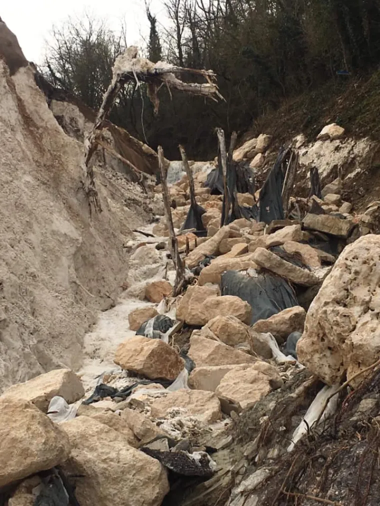 Iz građanske inicijative "Na&scaron; potok" izvje&scaron;tavaju kako su posljednjom bujicom enormne količine građevinskog otpada, plastike, guma te agrotekstila zavr&scaron;ile u Pazinčici i Pazinskoj jami. Na vi&scaron;e mjesta voda prodora ispod nasipa te i dalje ispire materijal.