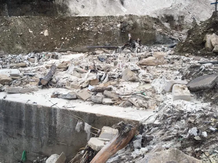 Iz građanske inicijative "Na&scaron; potok" izvje&scaron;tavaju kako su posljednjom bujicom enormne količine građevinskog otpada, plastike, guma te agrotekstila zavr&scaron;ile u Pazinčici i Pazinskoj jami. Na vi&scaron;e mjesta voda prodora ispod nasipa te i dalje ispire materijal.