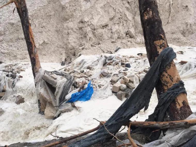 Iz građanske inicijative "Na&scaron; potok" izvje&scaron;tavaju kako su posljednjom bujicom enormne količine građevinskog otpada, plastike, guma te agrotekstila zavr&scaron;ile u Pazinčici i Pazinskoj jami. Na vi&scaron;e mjesta voda prodora ispod nasipa te i dalje ispire materijal.