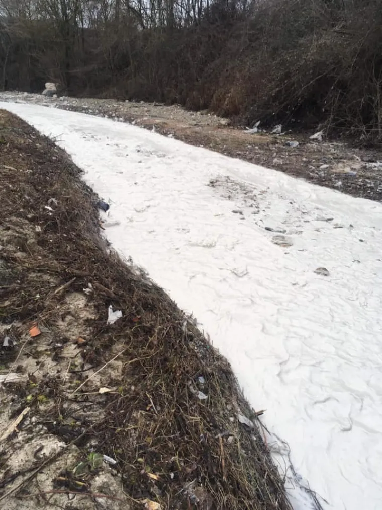 Iz građanske inicijative "Na&scaron; potok" izvje&scaron;tavaju kako su posljednjom bujicom enormne količine građevinskog otpada, plastike, guma te agrotekstila zavr&scaron;ile u Pazinčici i Pazinskoj jami. Na vi&scaron;e mjesta voda prodora ispod nasipa te i dalje ispire materijal.