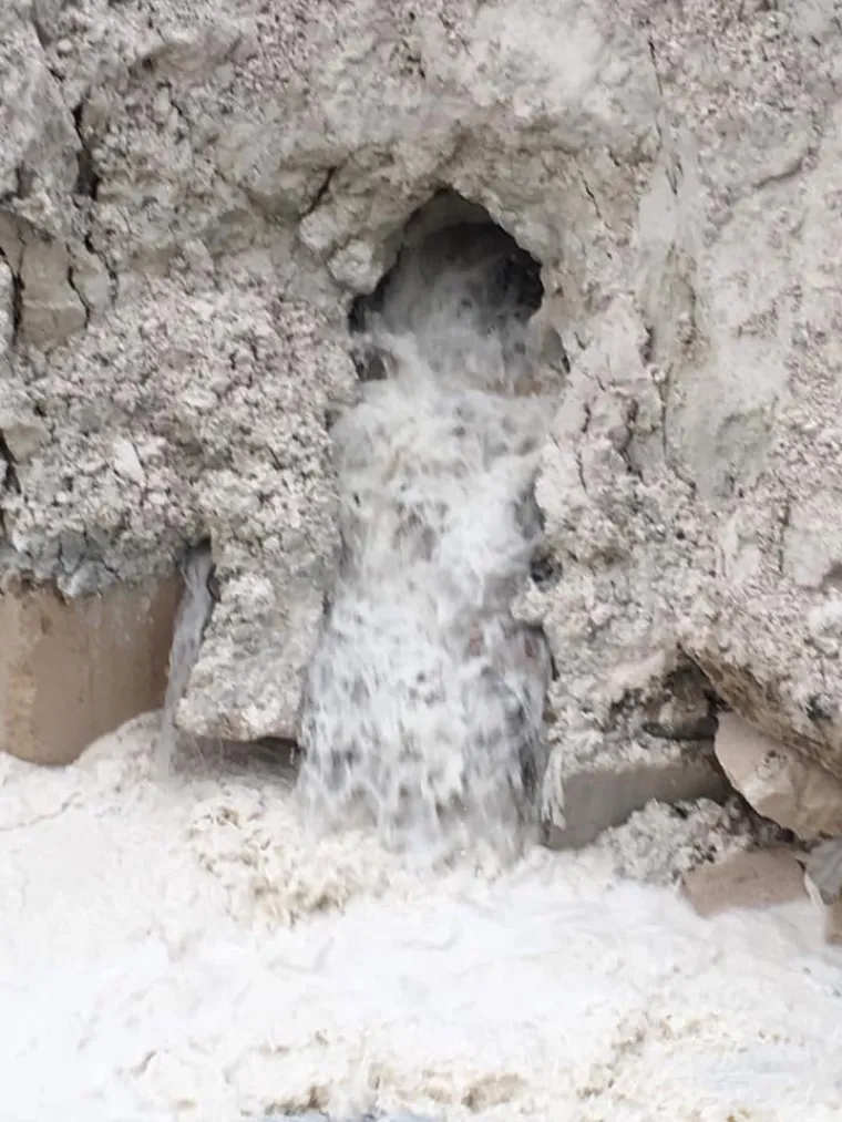 Iz građanske inicijative "Na&scaron; potok" izvje&scaron;tavaju kako su posljednjom bujicom enormne količine građevinskog otpada, plastike, guma te agrotekstila zavr&scaron;ile u Pazinčici i Pazinskoj jami. Na vi&scaron;e mjesta voda prodora ispod nasipa te i dalje ispire materijal.